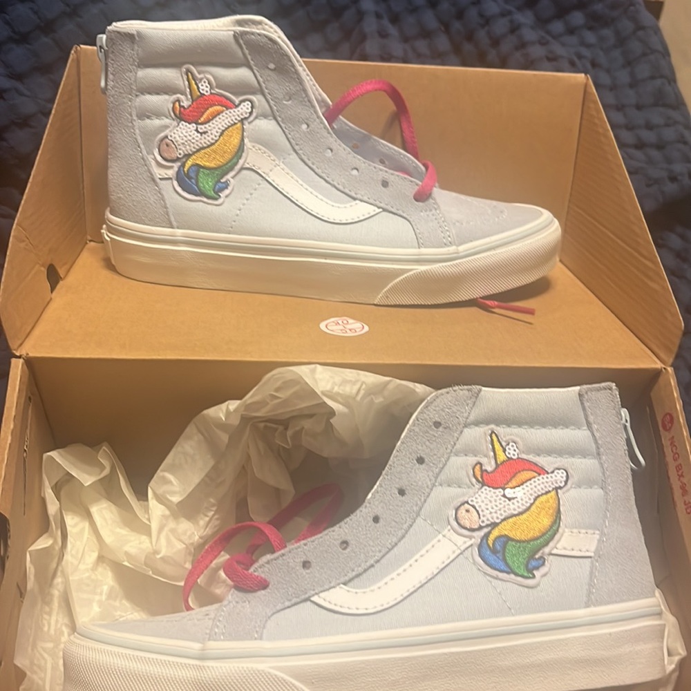 New with tags Girls size 3 Hi-top Vans